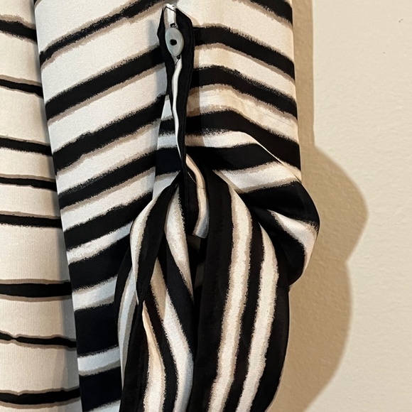 Chicos Top Women M Black Striped Tunic Neutral Minimalist Capsule Old Money 80s - Picture 9 of 16